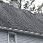 屋顶瓦上有肮脏的黑色条纹
